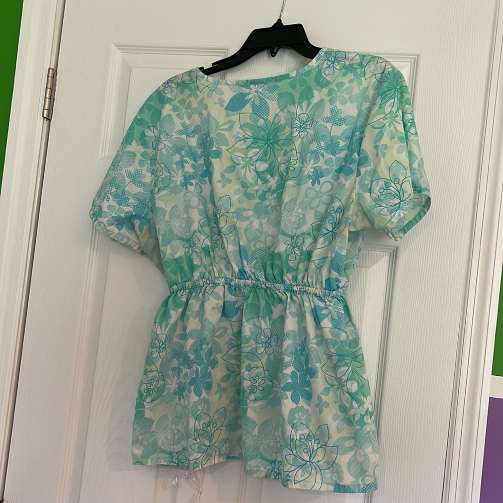 Scrub top! - Picture 2 of 5